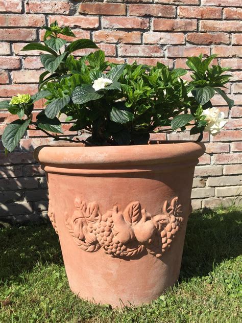 terakotove kvetinace balkon interier