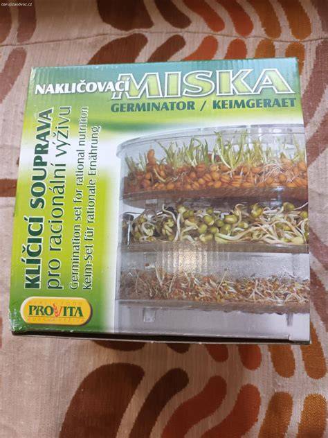 obrazek truhlíků a misek pro klíčení na okně