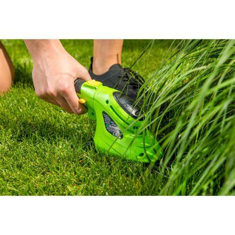 nůžky Fieldmann FZN 4101 v zahradě